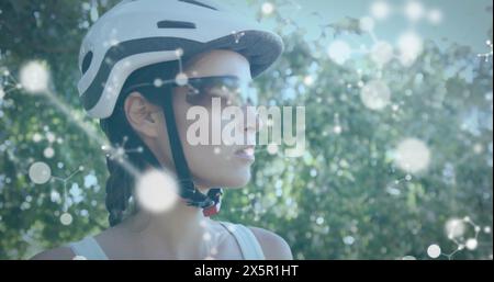 Kaukasierin mit Fahrradhelm und Sonnenbrille, tief nachdenkend Stockfoto