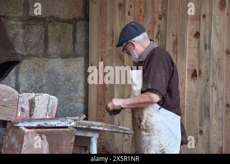 Baiona, Pontevedra, Galicien, Spanien; März, 2023; ein handwerklicher Weber, der beim Arribada Festival Fliesen herstellt Stockfoto