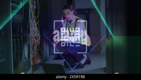 Bild der digitalen Datenverarbeitung und des qr-Codes über kaukasische Serverraummärtnerin Stockfoto