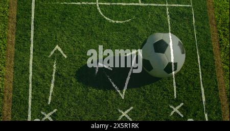 Bild von goldenem Konfetti, das über Fußball fällt und pfeift Stockfoto