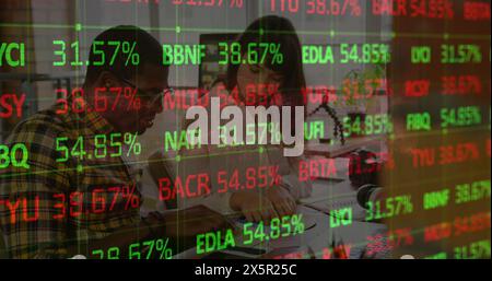 Diese Abbildung zeigt eine Gruppe von Grafikdesignern, die in einem modernen Büro zusammenarbeiten Stockfoto