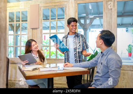 Glückliche Vielfalt Geschäftsleute lächeln während einer Planung, eines Coachings oder eines Brainstormings für ein Projektmeeting in einem Startup-Unternehmen. Multirassische Unternehmer d Stockfoto