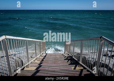 Treppen führen zu einem verschwundenen Strand, Meeresspiegelanstieg, in Vilassar de Mar, El Maresme, Katalonien, Spanien Stockfoto