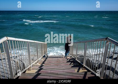 Treppen führen zu einem verschwundenen Strand, Meeresspiegelanstieg, in Vilassar de Mar, El Maresme, Katalonien, Spanien Stockfoto