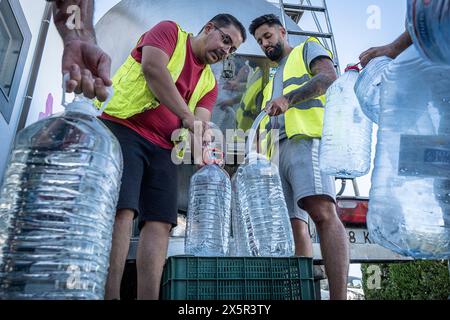 Dürre, Trinkwasserverteilung mit Tankwagen an die Bürger von Pozoblanco. Aufgrund der Dürre hat das Wasser aus dem Stausee La Colada eine gewisse Bedeutung Stockfoto