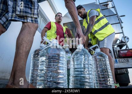 Dürre, Trinkwasserverteilung mit Tankwagen an die Bürger von Pozoblanco. Aufgrund der Dürre hat das Wasser aus dem Stausee La Colada eine gewisse Bedeutung Stockfoto