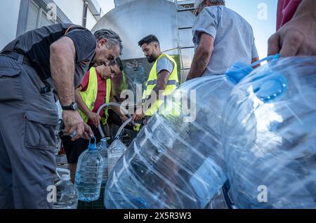 Dürre, Trinkwasserverteilung mit Tankwagen an die Bürger von Pozoblanco. Aufgrund der Dürre hat das Wasser aus dem Stausee La Colada eine gewisse Bedeutung Stockfoto