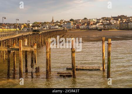 Ryde, Isle of Wight, England, Großbritannien - 20. April 2023: Blick auf die Stadt vom Pier Stockfoto