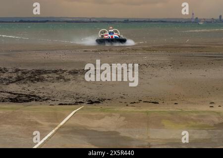 Ryde, Isle of Wight, England, Großbritannien - 20. April 2023: Das Luftkissenfahrzeug kommt an einem bewölkten Tag an Stockfoto