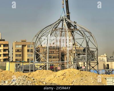 Kairo, Ägypten, 27. März 2024: Baustelle einer neuen Moschee mit einer Stahlkonstruktion der Kuppel und Gerüste entlang des Minaretts des Masjid, Stockfoto