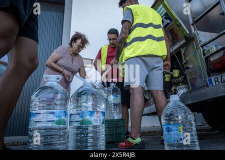 Dürre, Trinkwasserverteilung mit Tankwagen an die Bürger von Pozoblanco. Aufgrund der Dürre hat das Wasser aus dem Stausee La Colada eine gewisse Bedeutung Stockfoto