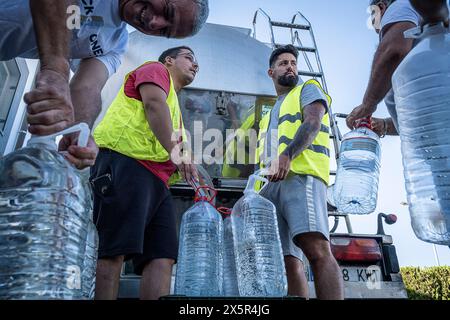 Dürre, Trinkwasserverteilung mit Tankwagen an die Bürger von Pozoblanco. Aufgrund der Dürre hat das Wasser aus dem Stausee La Colada eine gewisse Bedeutung Stockfoto