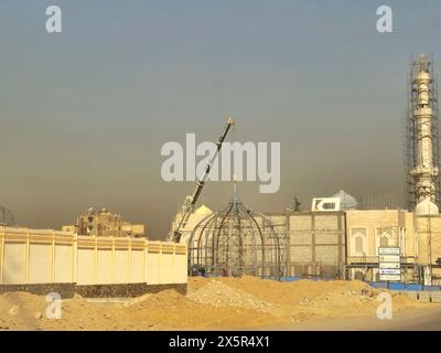 Kairo, Ägypten, 27. März 2024: Baustelle einer neuen Moschee mit einer Stahlkonstruktion der Kuppel und Gerüste entlang des Minaretts des Masjid, Stockfoto