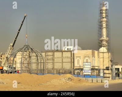 Kairo, Ägypten, 27. März 2024: Baustelle einer neuen Moschee mit einer Stahlkonstruktion der Kuppel und Gerüste entlang des Minaretts des Masjid, Stockfoto