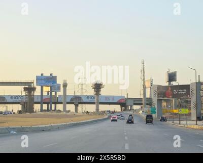 Gizeh, Ägypten, 2. April 2024: Gizeh Monorail-Gelände, im Bau von arabischen Bauunternehmern mit den Säulen und den Gleisen in der Achse 26. Juli, Rapid tran Stockfoto