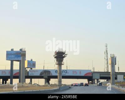 Gizeh, Ägypten, 2. April 2024: Gizeh Monorail-Gelände, im Bau von arabischen Bauunternehmern mit den Säulen und den Gleisen in der Achse 26. Juli, Rapid tran Stockfoto