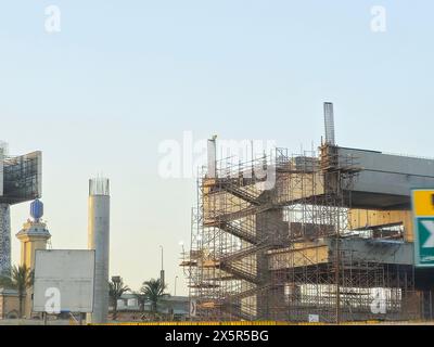 Gizeh, Ägypten, 2. April 2024: Gizeh Monorail-Gelände, im Bau von arabischen Bauunternehmern mit den Säulen und den Gleisen in der Achse 26. Juli, Rapid tran Stockfoto