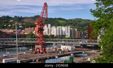 Blick auf den Carola-Kran, die Euskalduna-Brücke und das Maritime Museum von Bilbao Stockfoto