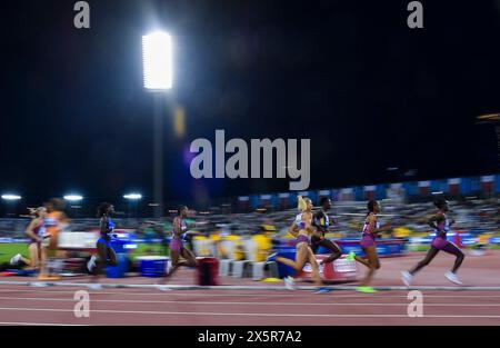 Doha, Katar. Mai 2024. Athleten treten am 10. Mai 2024 beim Wanda Diamond League Doha Meeting in Doha, Katar, 2024 auf dem 1500-Meter-Turnier der Frauen an. Quelle: Nikku/Xinhua/Alamy Live News Stockfoto