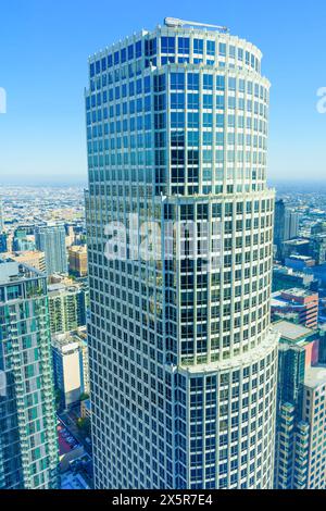 Betrachten Sie die oberen Stockwerke eines eleganten Wolkenkratzers in Downtown Los Angeles an einem sonnigen Tag aus nächster Nähe. Stockfoto