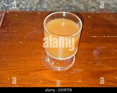 Hyphaene thebaica Saft, doum Palme, Lebkuchenbaum, eine Art Palme mit essbaren ovalen Früchten, heimisch auf der Arabischen Halbinsel und auch in der Nort Stockfoto