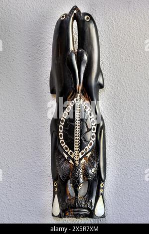 Maske mit Perlmutteinlagen aus Papua-Neuguinea, Allgäu, Schwaben, Bayern, Deutschland Stockfoto