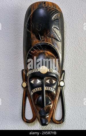 Maske mit Perlmutteinlagen aus Papua-Neuguinea, Allgäu, Schwaben, Bayern, Deutschland Stockfoto