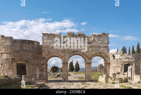 Nordtor von Hierapolis, antike griechische Stadt, UNESCO-Weltkulturerbe, in der Nähe von Pamukkale, Phrygia, Denizli, Türkei Stockfoto