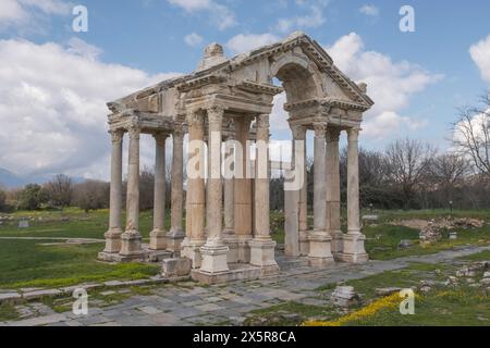 Tetrapylon oder Propylon in der antiken archäologischen Stätte Aphrodisias, Geyre, Karacasu, Aydin, Westtürkei, Türkei Stockfoto