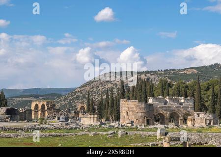 Nordtor von Hierapolis, antike griechische Stadt, UNESCO-Weltkulturerbe, in der Nähe von Pamukkale, Phrygia, Denizli, Türkei Stockfoto