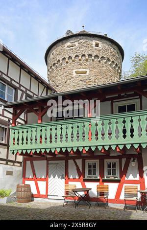 Innenhof des Tourismusbüros und Schinderhannesturm, Fachwerkhaus mit Geländer und Arkade, Herrstein, Hunsrück, Rheinland-Pfalz Stockfoto