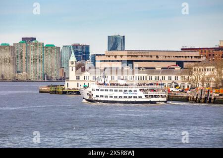 Ausflugsschiff Statue Citycruisen von Manhattan zur Freiheitsstatue vor dem Museum of Jewish Heritage an der Südspitze von Manhattan Stockfoto