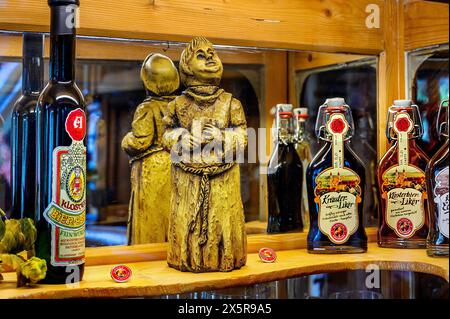 Flaschen Bier und Klosterlikör mit einem kleinen Mönch, Brauereigasthof, Irseer Klosterbraeu, Irsee, Bayern, Deutschland Stockfoto