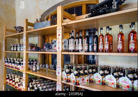 Flaschen Bier und Klosterlikör im Braeushop, Brauereigasthof, Irseer Klosterbraeu, Irsee, Bayern, Deutschland Stockfoto