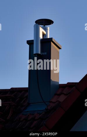 Nachträglicher Schornstein auf dem Dach, mit Staubabscheider, elektrostatischer Filterung von Rußpartikeln aus der Innenseite des Rauchrohres, Stromanschluss Stockfoto