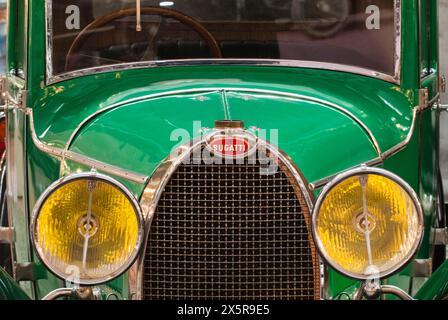 Detaillierte Ansicht eines Oldtimers von Bugatti aus den 1920er Jahren, Schlumpf Collection, Musee National, National Automobile Museum, Mulhouse, Elsass, Frankreich Stockfoto