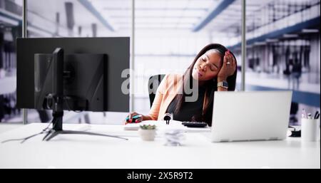 Junge Geschäftsfrau Müde Von Der Berechnung Der Steuer An Der Rezeption Im Büro Stockfoto