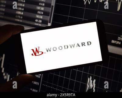 Konskie, Polen – 10. Mai 2024: Firmenlogo von Woodward auf dem Mobiltelefon Stockfoto