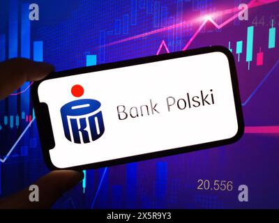 Konskie, Polen - 10. Mai 2024: Das Firmenlogo der PKO Bank Polski wird auf dem Mobiltelefon angezeigt Stockfoto