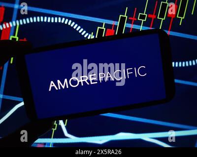 Konskie, Polen – 10. Mai 2024: Logo des Unternehmens Amorepacific auf dem Mobiltelefon Stockfoto