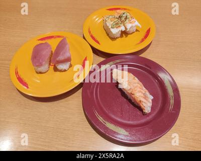 Es gab verschiedene frische Sushi auf den Tellern, die zum Essen bereit waren Stockfoto