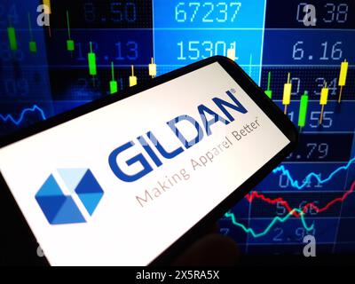 Konskie, Polen – 10. Mai 2024: Das Firmenlogo von GILDAN wird auf dem Mobiltelefon angezeigt Stockfoto