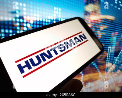 Konskie, Polen – 10. Mai 2024: Logo der Huntsman Corporation auf dem Mobiltelefon Stockfoto