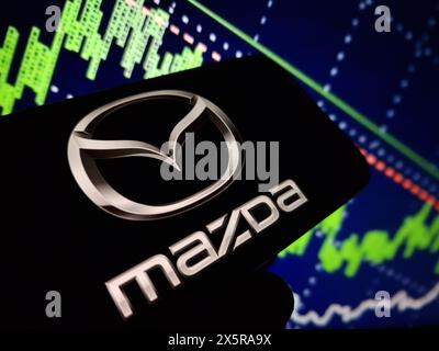 Konskie, Polen – 10. Mai 2024: Das Firmenlogo von Mazda wird auf dem Mobiltelefon angezeigt Stockfoto
