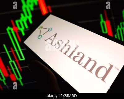 Konskie, Polen – 10. Mai 2024: Das Firmenlogo von Ashland wird auf dem Mobiltelefon angezeigt Stockfoto