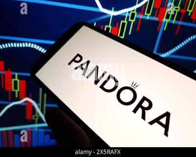 Konskie, Polen – 10. Mai 2024: Das Firmenlogo von Pandora wird auf dem Mobiltelefon angezeigt Stockfoto