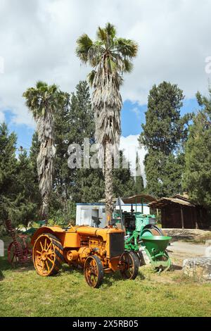 Alte Radtraktoren vor dem Hintergrund der Landschaft restauriert Stockfoto