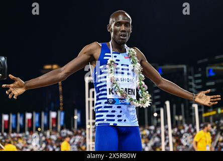 Doha, Katar. Mai 2024. Brian Komen aus Kenia feiert nach dem Sieg des 1500-Meter-Turniers der Männer beim Doha-Treffen der Wanda Diamond League 2024 in Doha, Katar, am 10. Mai 2024. Quelle: Nikku/Xinhua/Alamy Live News Stockfoto