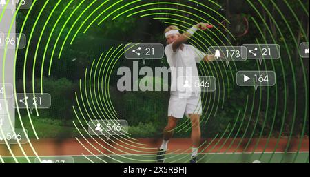 Bild der Meldebalken über dem kaukasischen Tennisspieler, der auf dem Hof Tennis spielt Stockfoto