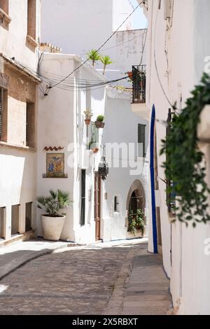 Enge Gassen in der Altstadt von Sitges, Spanien Sitges Katalonien Spanien *** enge Straßen in der Altstadt von Sitges, Spanien Sitges Katalonien Spanien Stockfoto